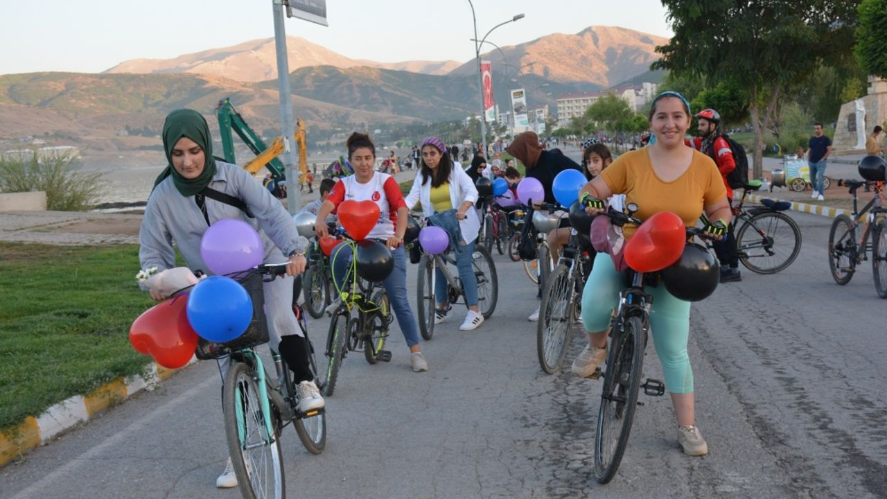 Tatvan'da "Süslü Kadınlar Bisiklet Turu" düzenlendi