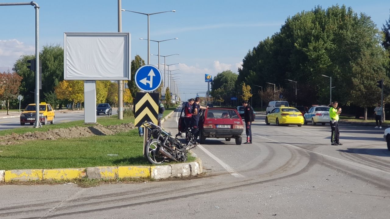 Erzincan'da motosikletle otomobilin çarpışması sonucu 4 kişi yaralandı