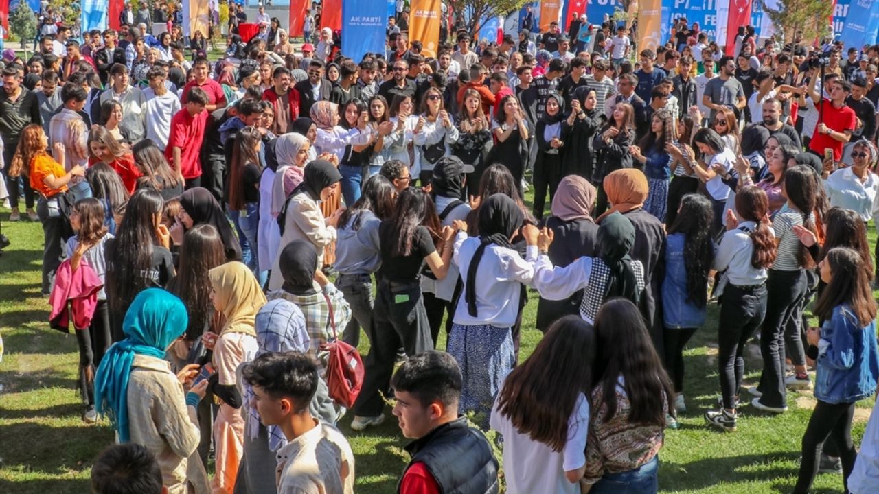 Van'da "İlk Oyum Erdoğan'a, İlk Oyum AK Parti'ye Gençlik Buluşması" düzenlendi