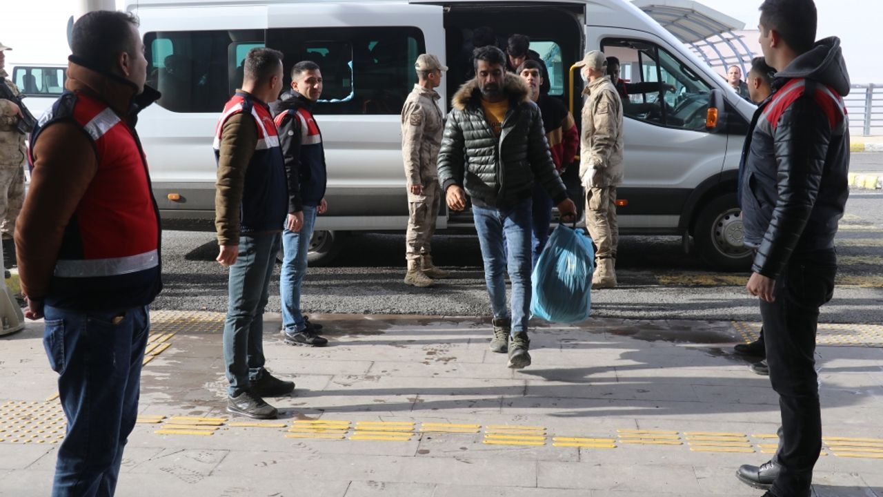 Ağrı'dan Afganistan uyruklu 136 düzensiz göçmen ülkelerine gönderildi