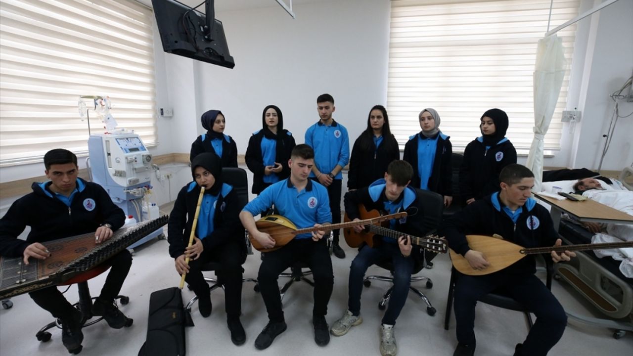 Bitlis'te öğrenciler söyledikleri şarkılarla diyaliz hastalarına moral verdi