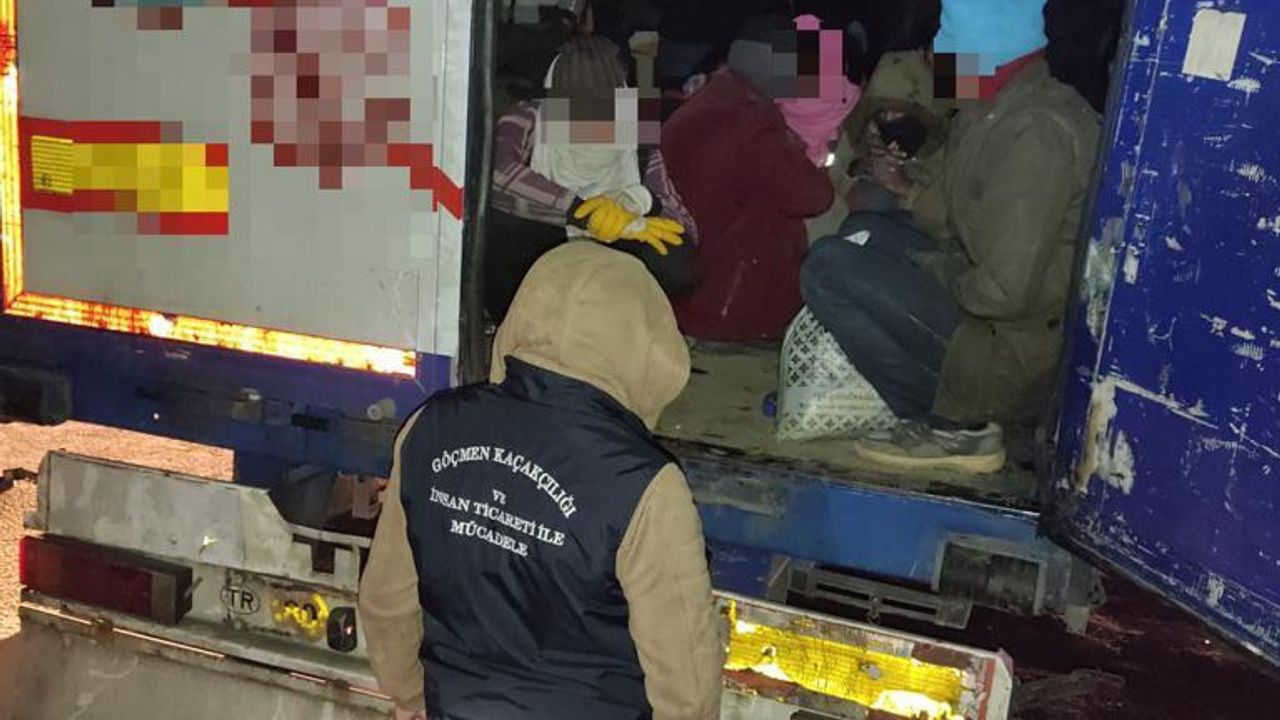 Bitlis'te tır dorsesinde 133 düzensiz göçmen yakalandı