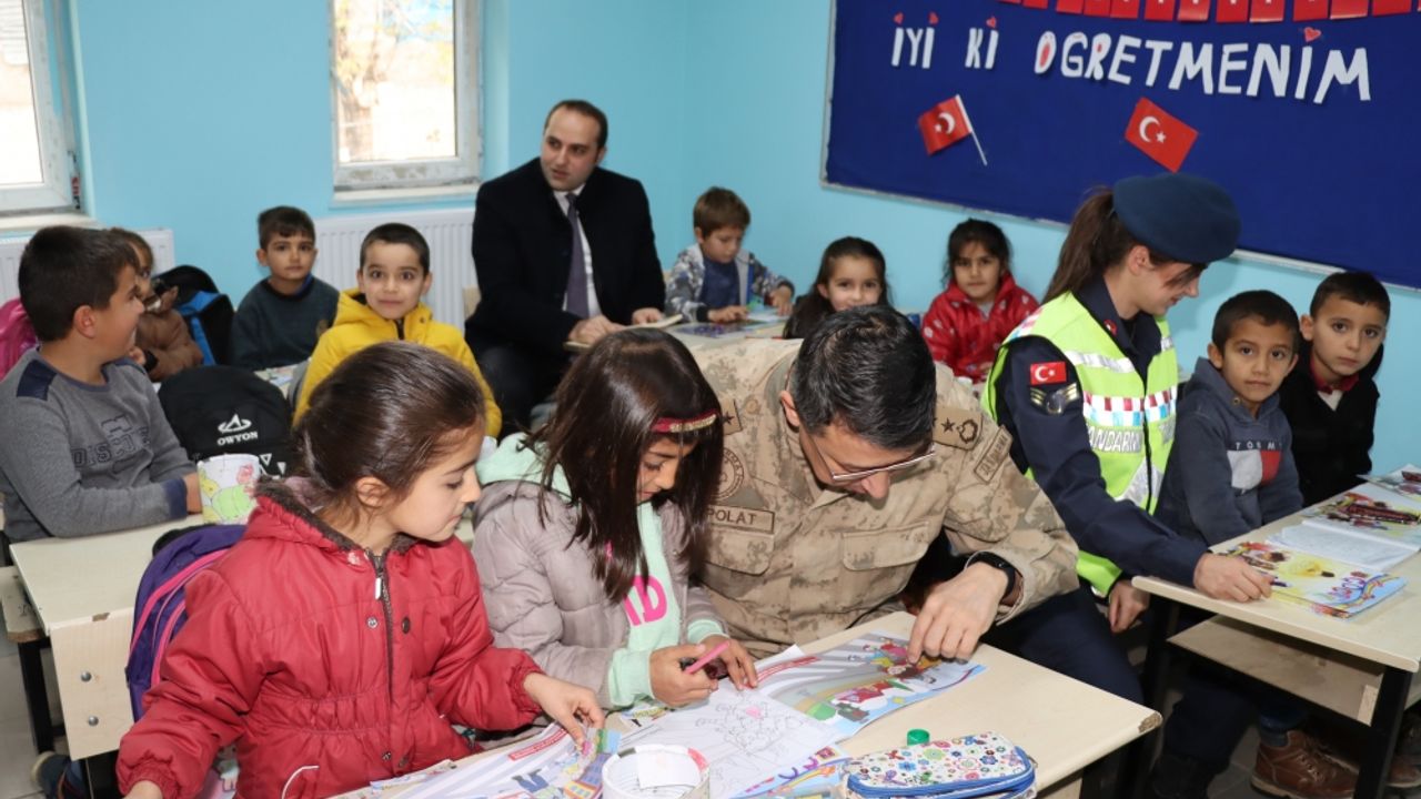 Erzurum'da jandarma, trafik kazasında vefat eden Özge öğretmenin okulunu ziyaret etti