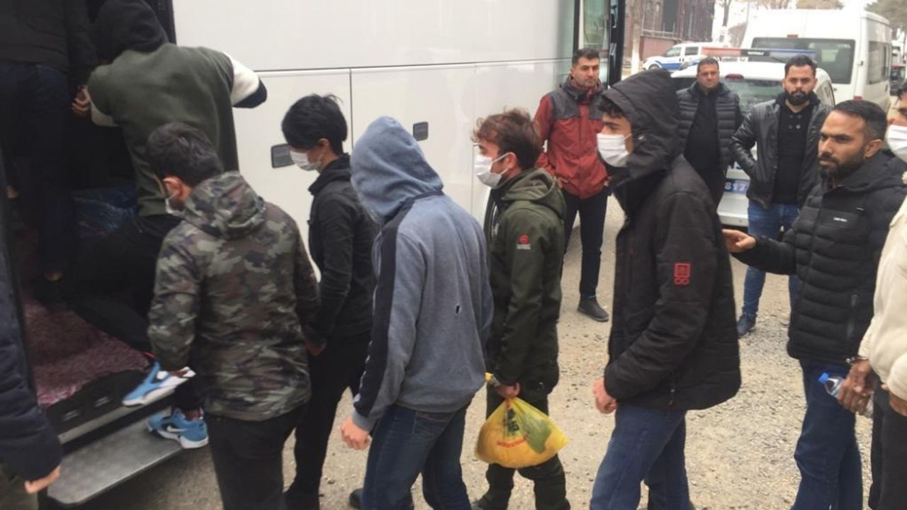 İstanbul'da yakalanan 39 düzensiz göçmen Erzurum'da sınır dışı edilecek