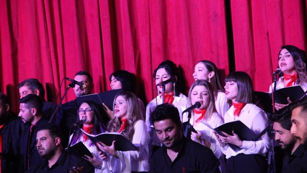 Kars'ta "öğretmenler korosu" konser verdi