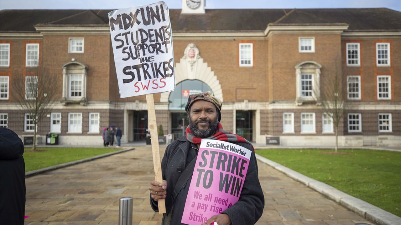 LONDRA - İngiltere'de 70 bin üniversite çalışanı 3 günlük grev başlattı