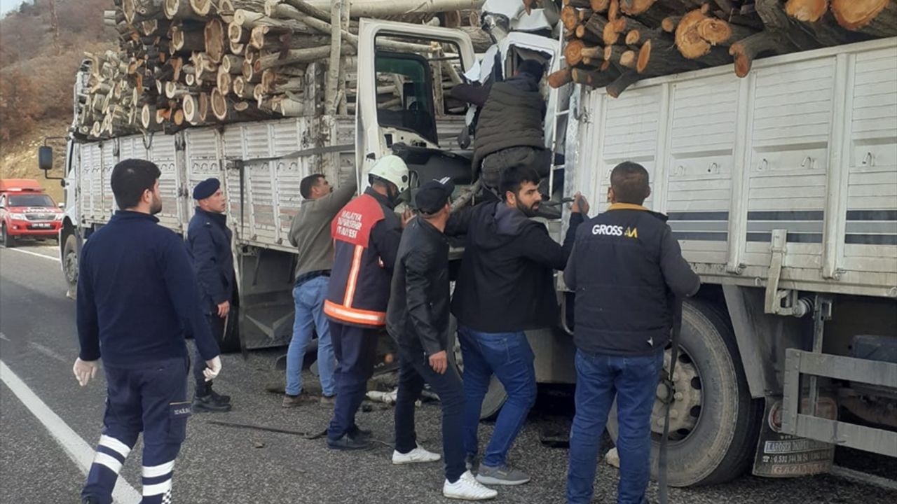 Malatya'da freni patlayan kamyonun karıştığı kazada 1 kişi yaralandı