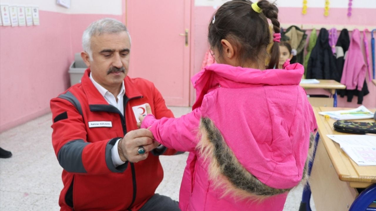 Türk Kızılay Elazığ Şubesi "Minik Eller Üşümesin Projesi" ile 5 bin çocuğu ısıtacak