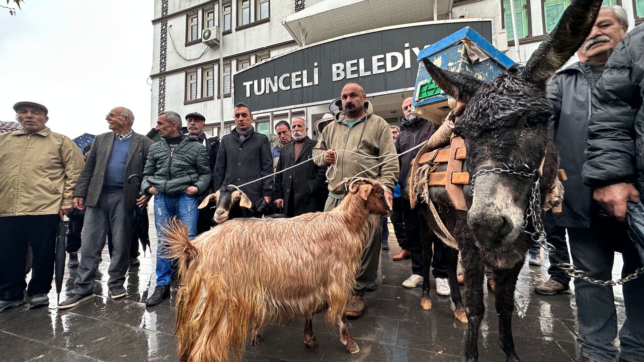 Sütlüce köylerinden belediye önünde ‘eşek, keçi ve arı’lı protesto