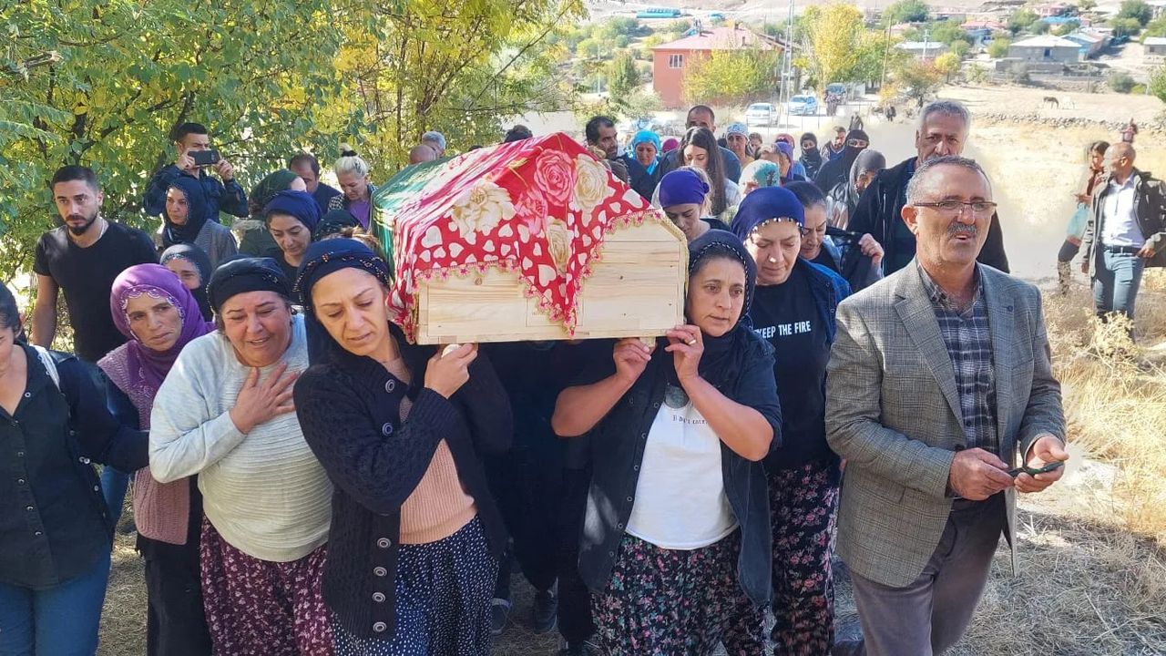 Metrobüs durağında katledilen Neriman'ın cenazesi, Dersim'de kadınların omzunda taşındı