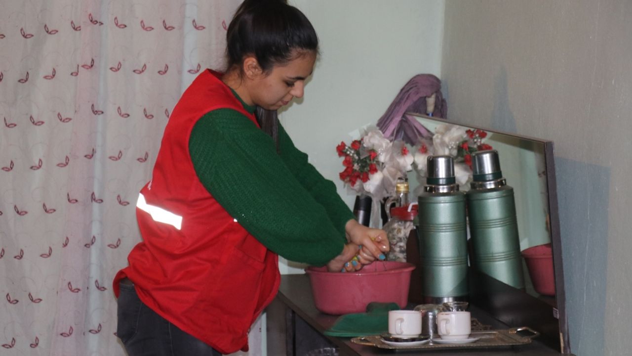 Ağrı'da gönüllüler yaşlıların evini temizleyip yemek yaptı