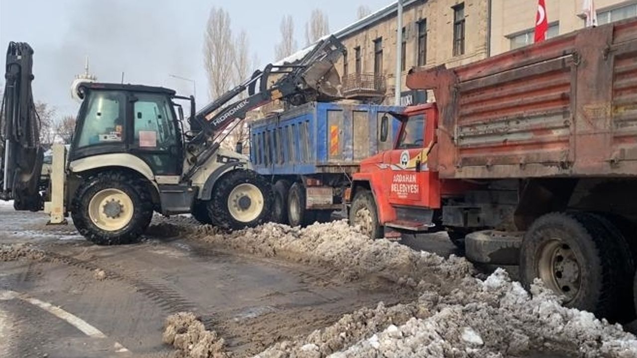 Ardahan'da cadde ve sokaklarda biriken kar kent dışına taşınıyor