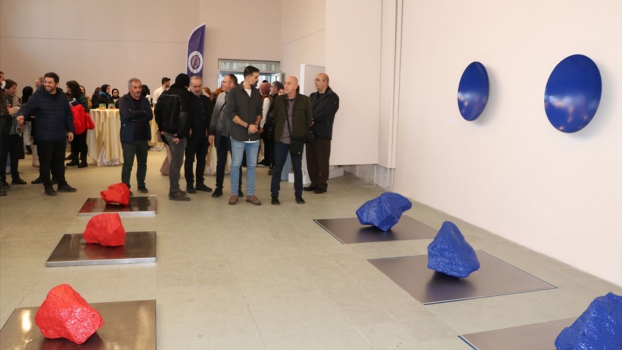 Atatürk Üniversitesinde bedenin taşlarla anlatıldığı "Arkaik Beden" sergisi açıldı