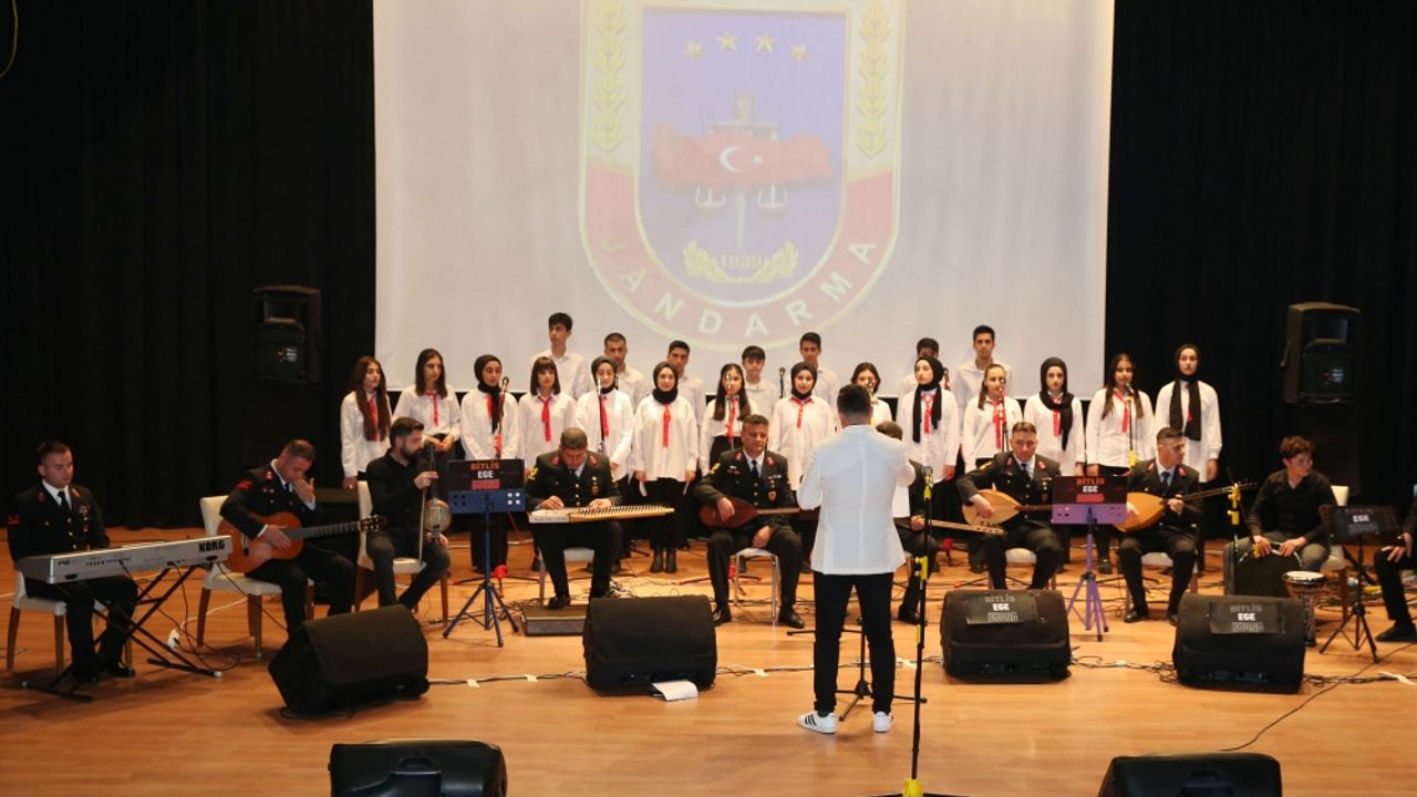Bitlis'te jandarma personeli öğrencilerle konser verdi