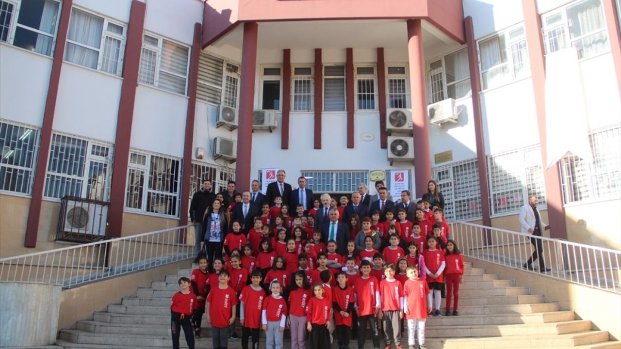 CK Enerji, Antalya'da 1000 öğrenciye spor kıyafeti hediye etti