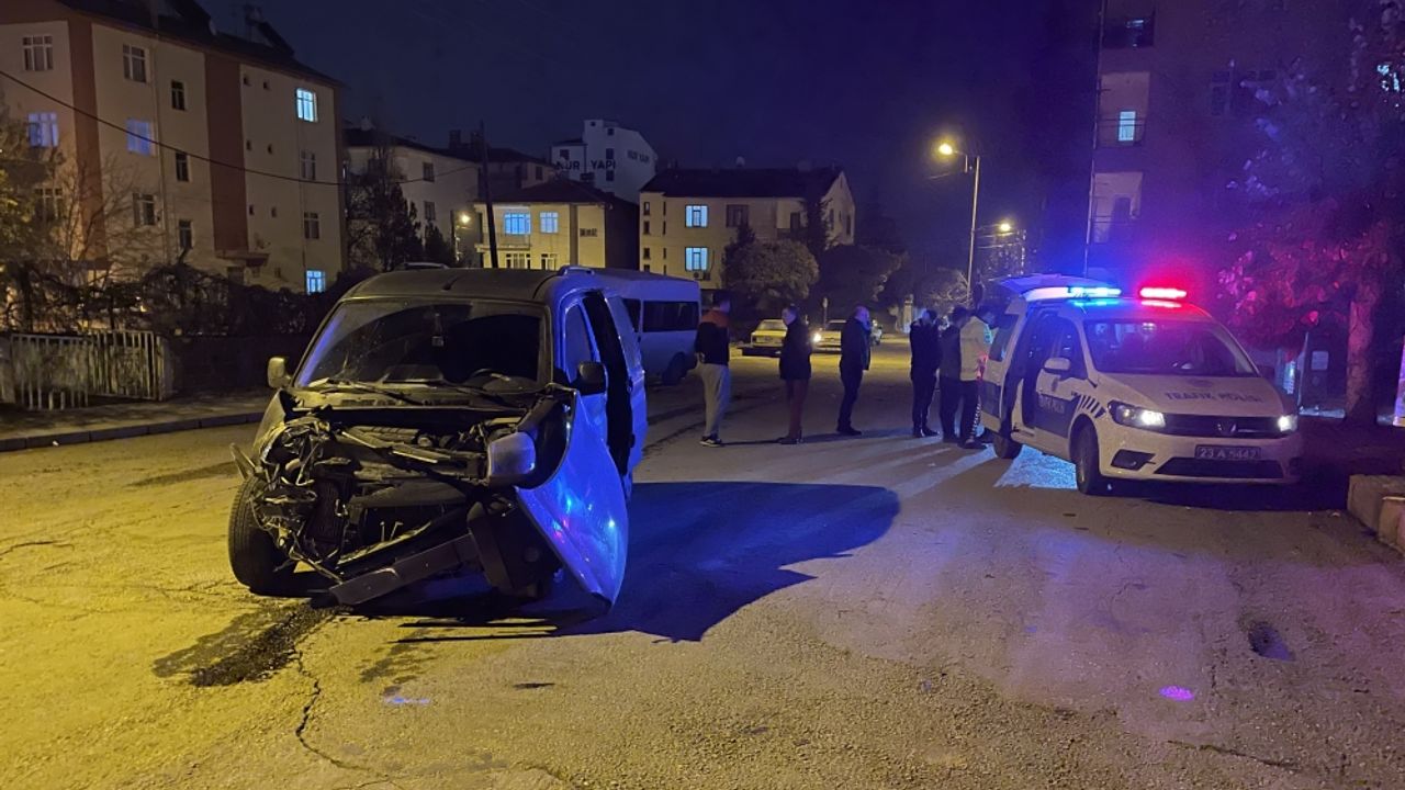 Elazığ'da hafif ticari araç ile minibüsün çarpıştığı kazada 7 kişi yaralandı