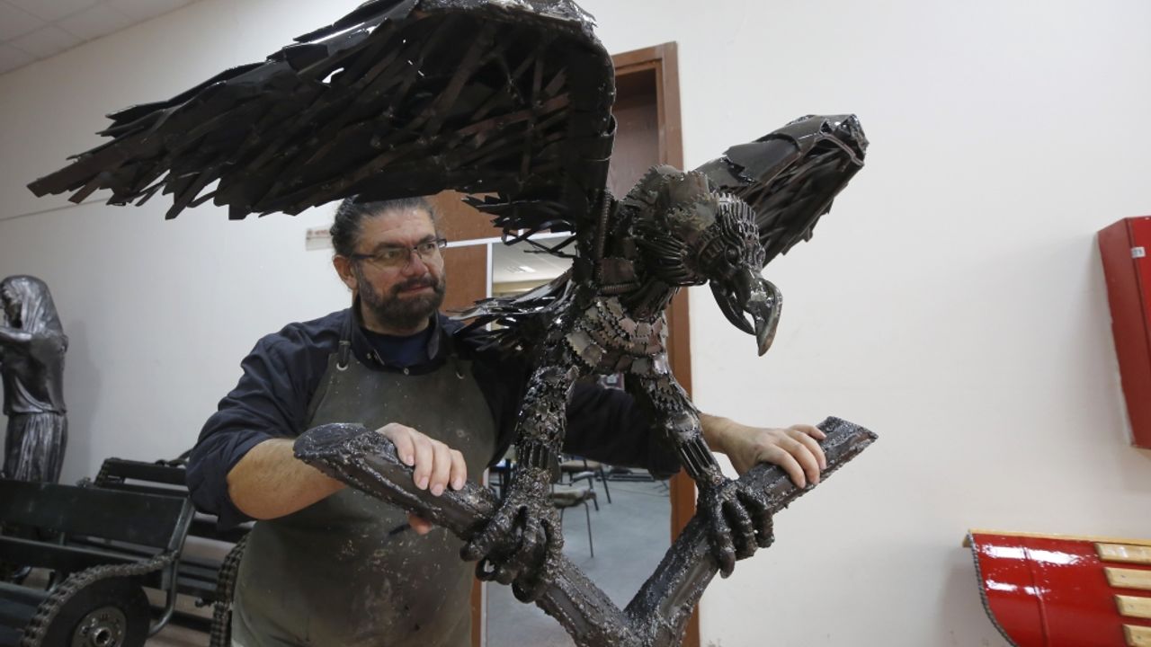 Elazığ'da heykel sanatçısı hurda parçalarından kartal heykeli yaptı