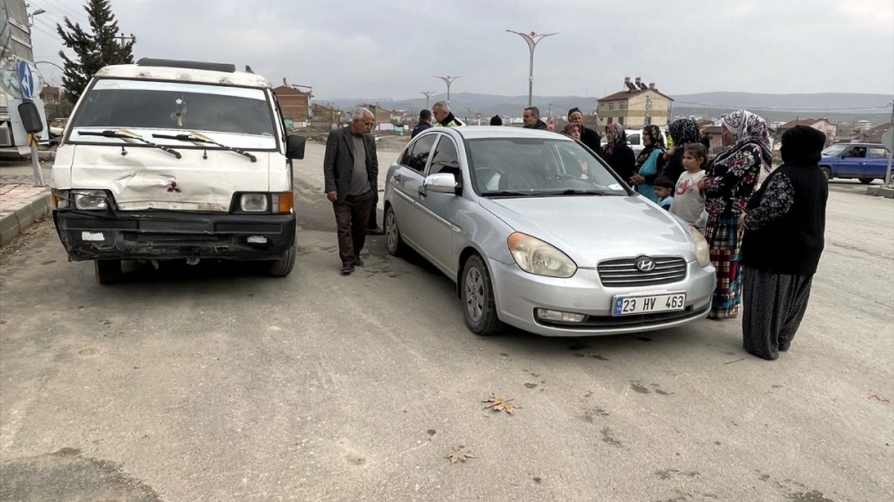 Elazığ'da kamyonet ile otomobilin çarpıştığı kazada 2 kişi yaralandı