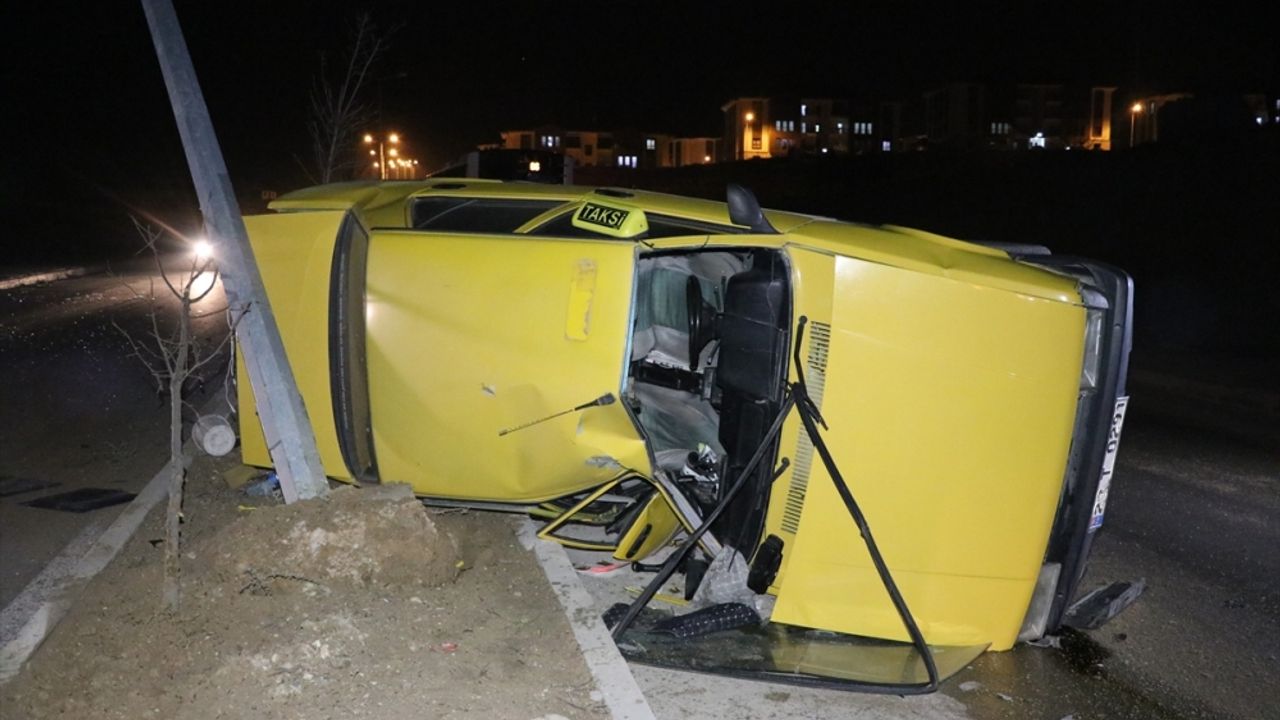 Elazığ'da refüje çarpıp devrilen taksideki 3 kişi yaralandı