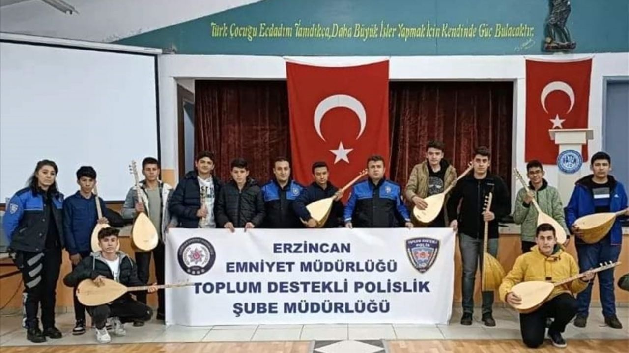 Erzincanlı öğrenciler polis ağabeylerinin desteğiyle bağlama çalmayı öğreniyor