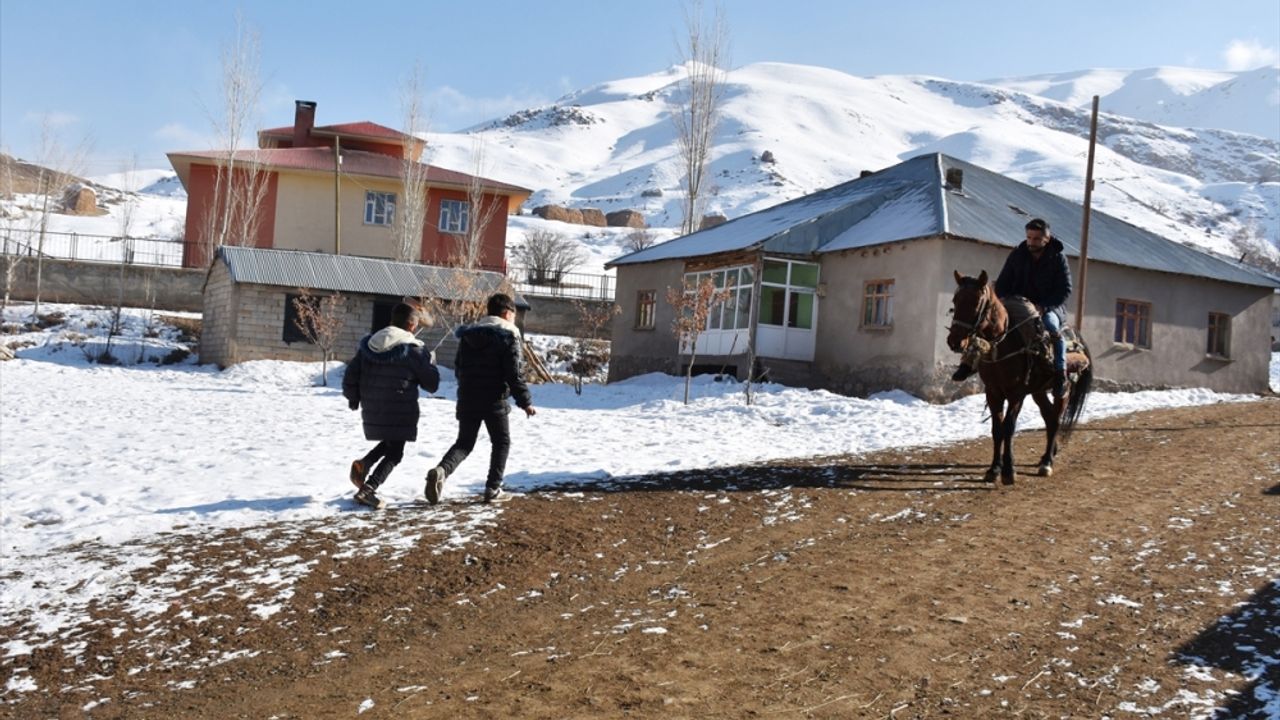Hakkari'de ücretli öğretmen ders verdiği okulun bulunduğu köye atla gidiyor