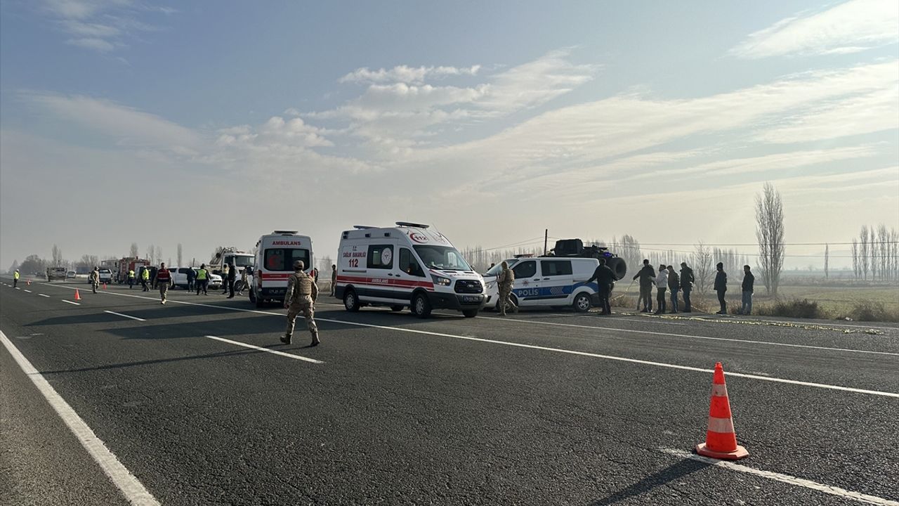 IĞDIR - Zırhlı aracın devrilmesi sonucu 12 asker yaralandı