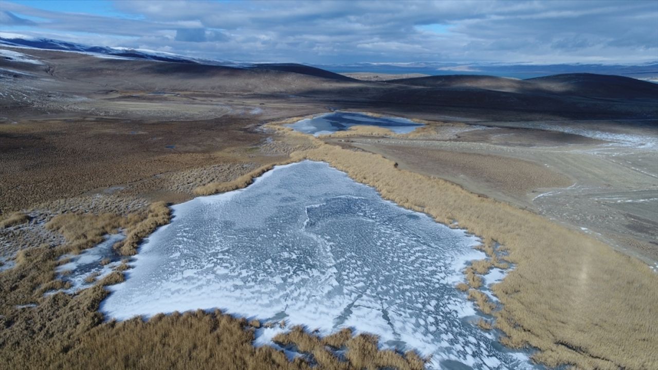 Kars'taki Lavaş Gölü tamamen dondu