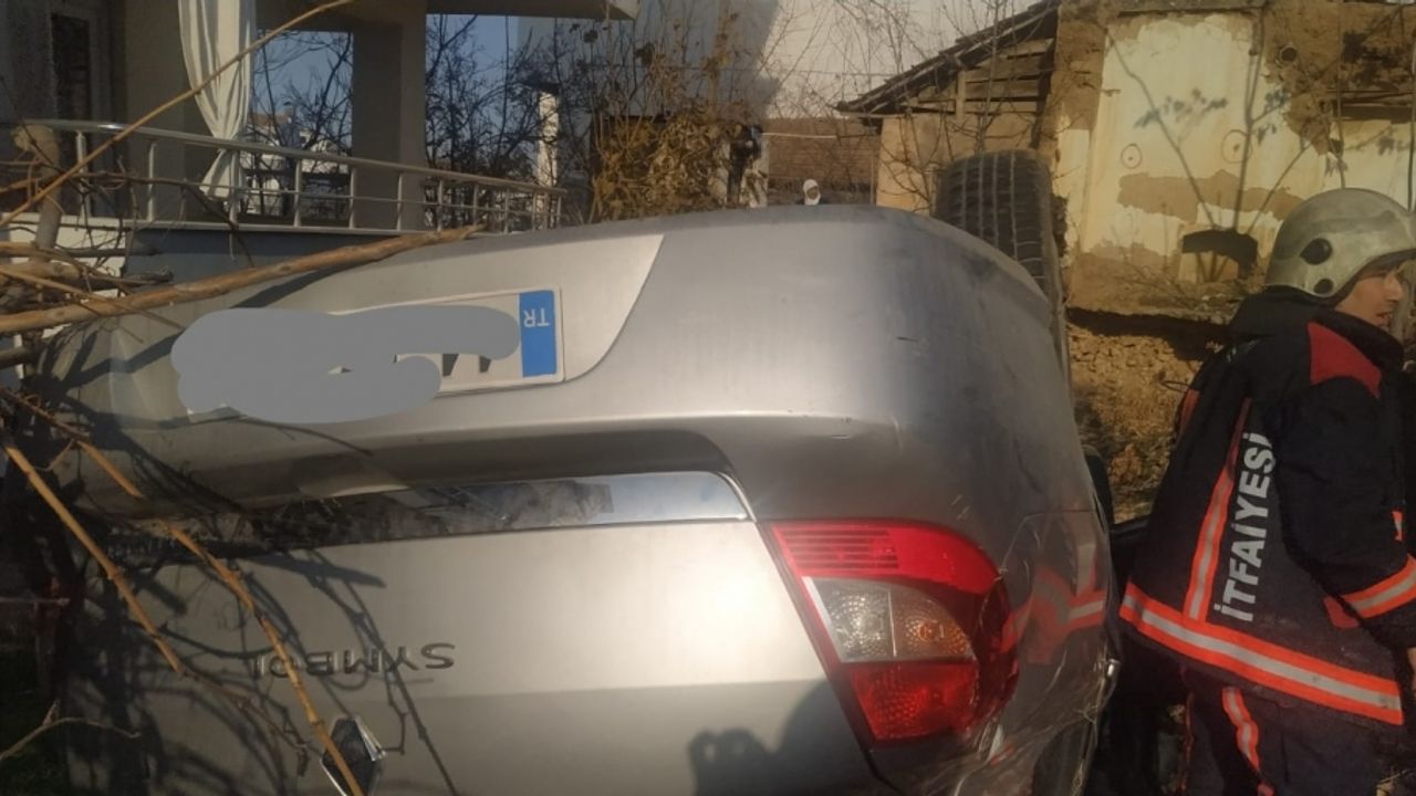 Malatya'da devrilen otomobildeki 2 kişi yaralandı