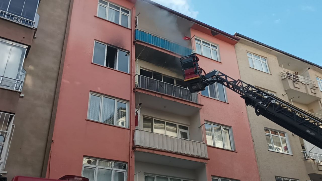 Malatya'da yangında dumandan etkilenen kişi hastaneye kaldırıldı