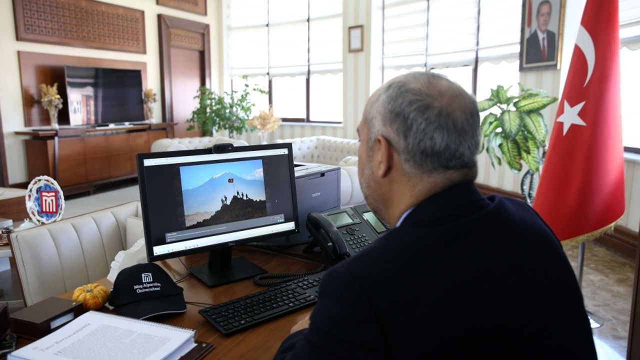 Muş Alparslan Üniversitesi Rektörü Polat, AA'nın "Yılın Fotoğrafları" oylamasına katıldı
