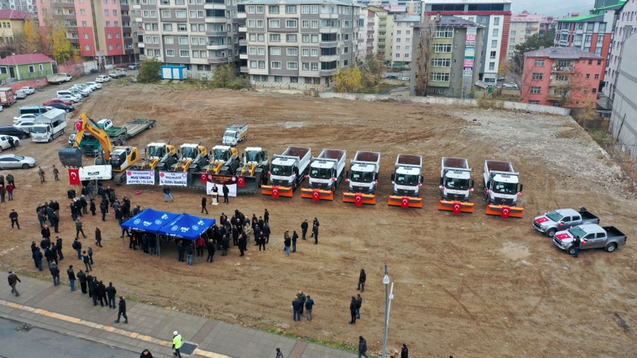 Muş'ta yol yapımı ve karla mücadelede kullanılacak 13 araç için teslim töreni düzenlendi