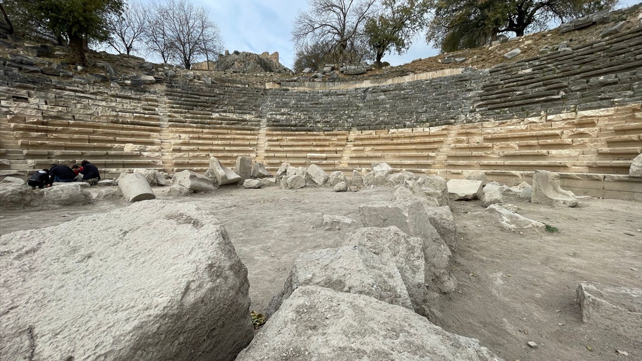 OSMANİYE - Kastabala Antik Kenti'nde yunus kabartmalı protokol koltukları bulundu