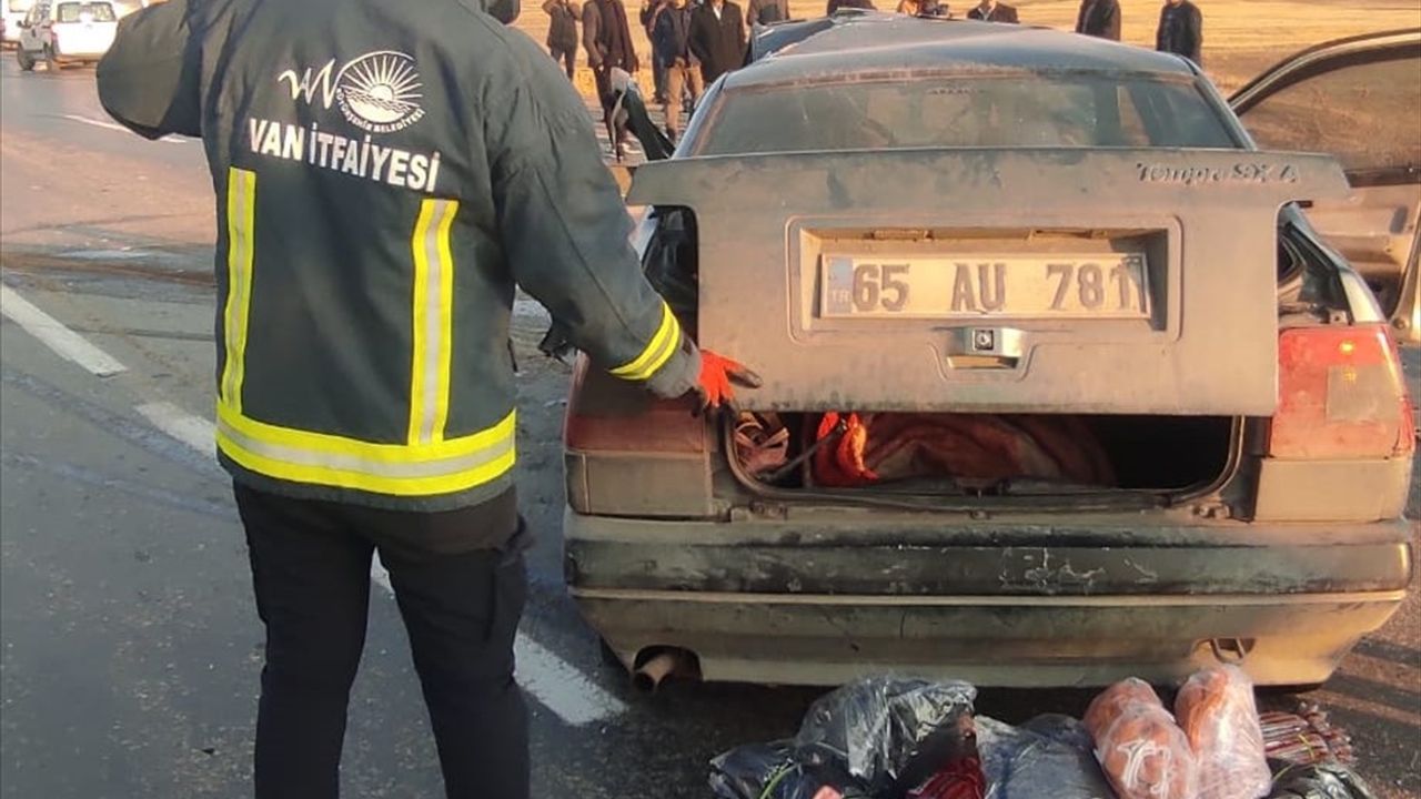 Van'da 2 otomobilin çarpıştığı kazada 7 kişi yaralandı