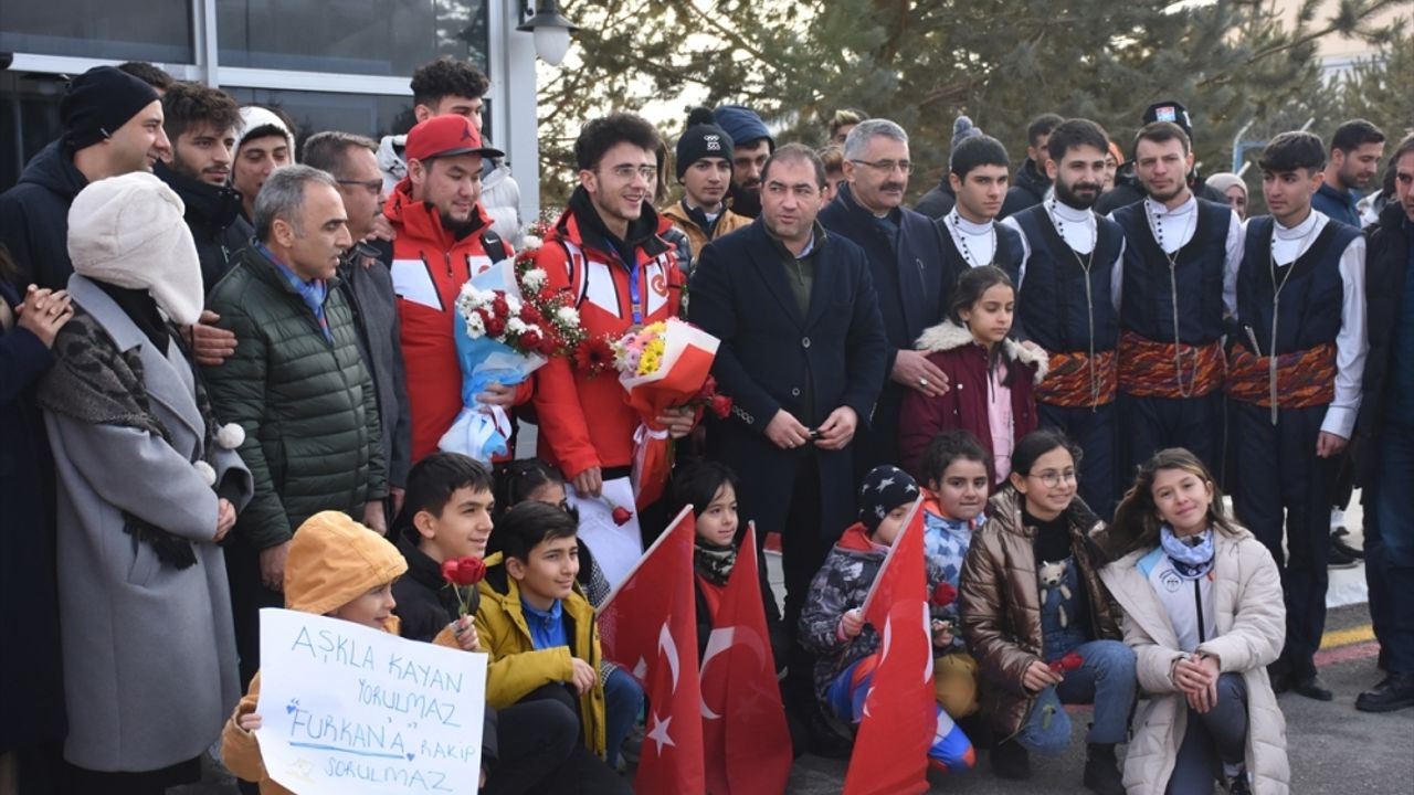 Avrupa 3'üncüsü sürat patenci Furkan Akar Erzurum'da coşkuyla karşılandı: