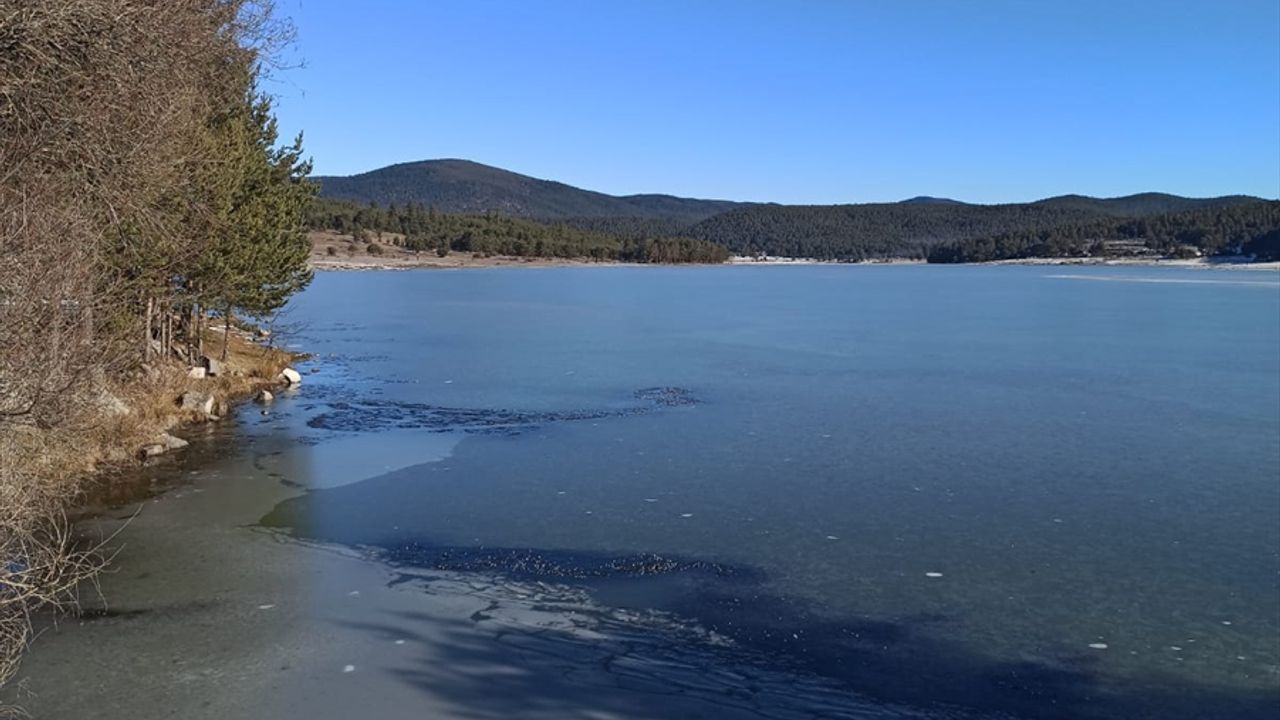 BOLU - Aladağ Göleti'nin yüzeyi buz tuttu