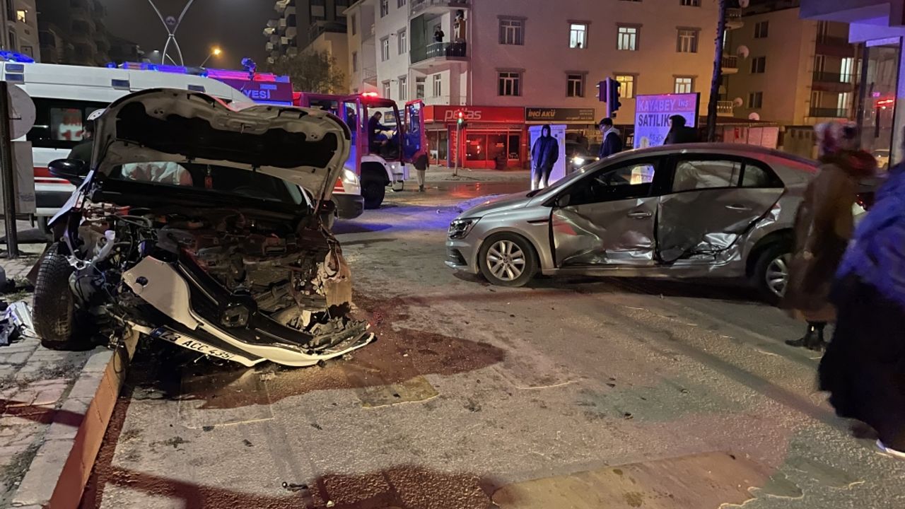 Elazığ'da iki otomobilin çarpıştığı kazada bir kişi yaralandı
