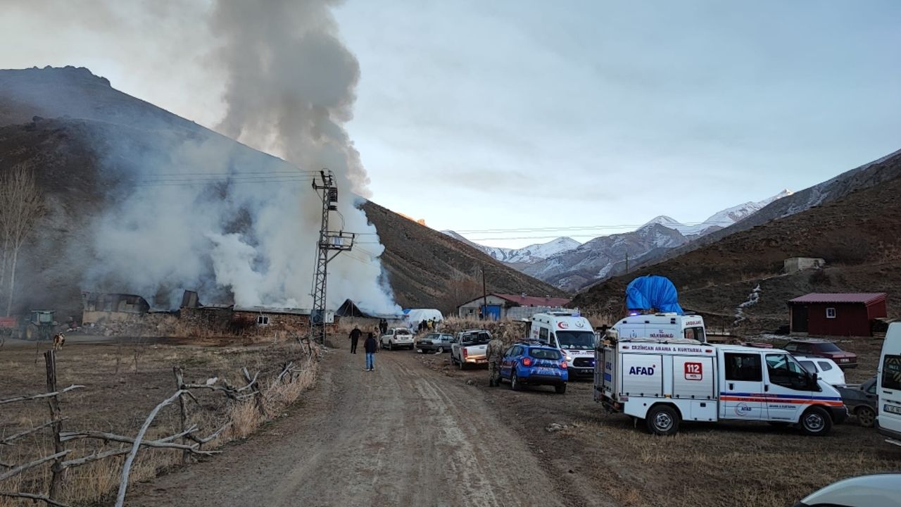 Erzincan'daki yangında 2 ev ile odunluk zarar gördü