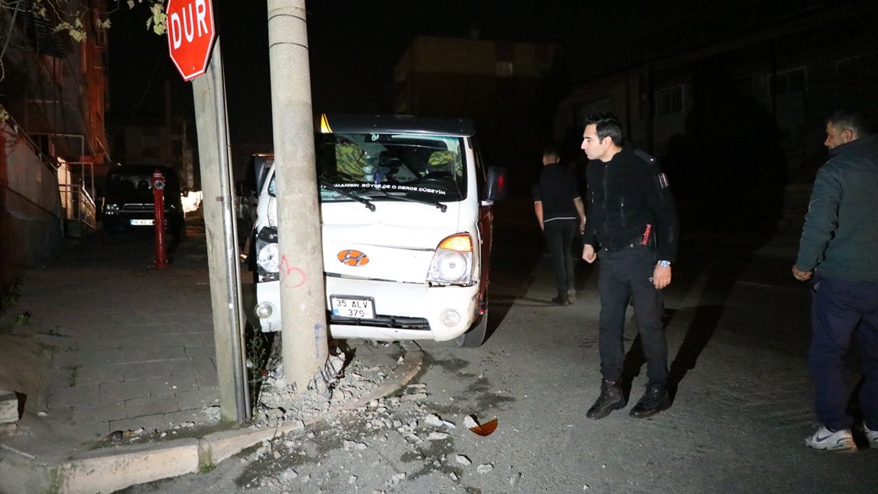 İZMİR - Aydınlatma direğine çarpan kamyonetin sürücüsü yaralandı