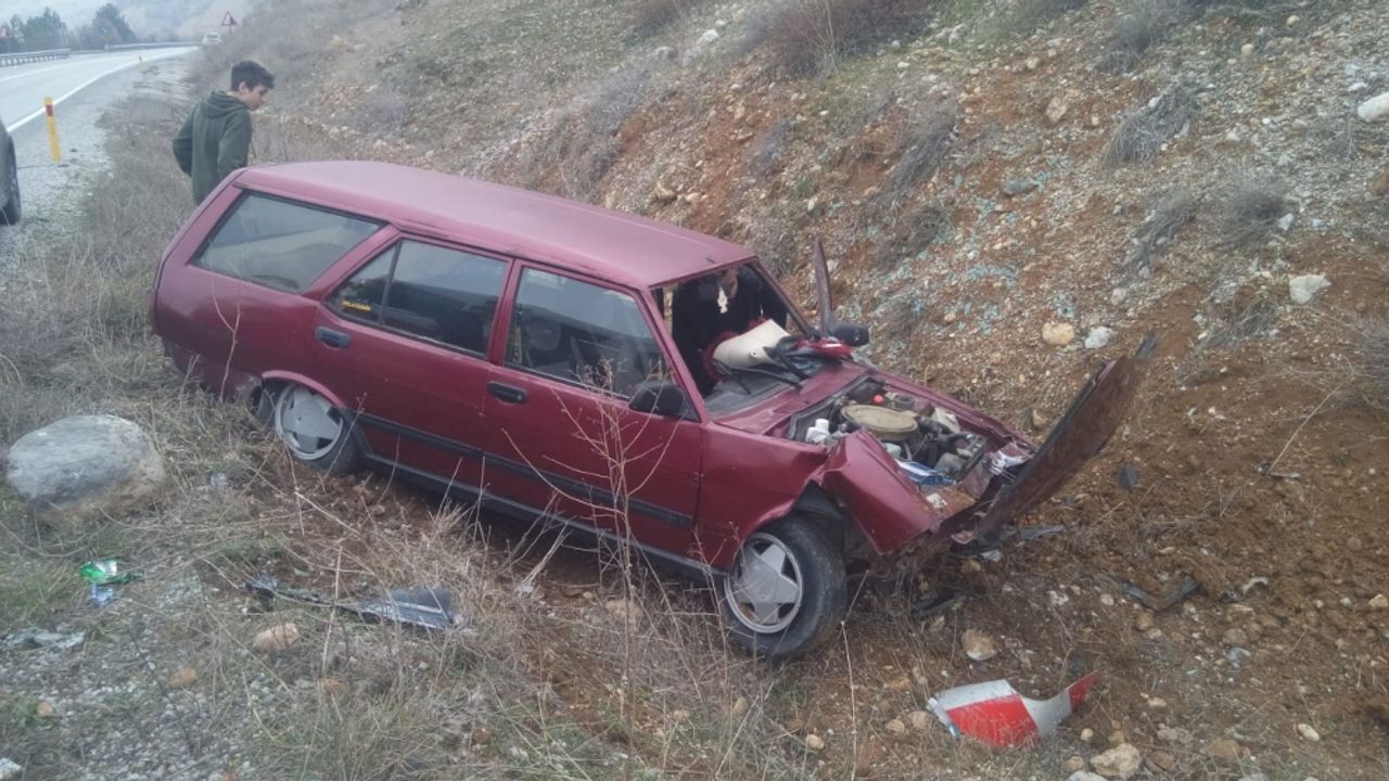 Malatya'da yoldan çıkan otomobildeki 2 kişi yarandı