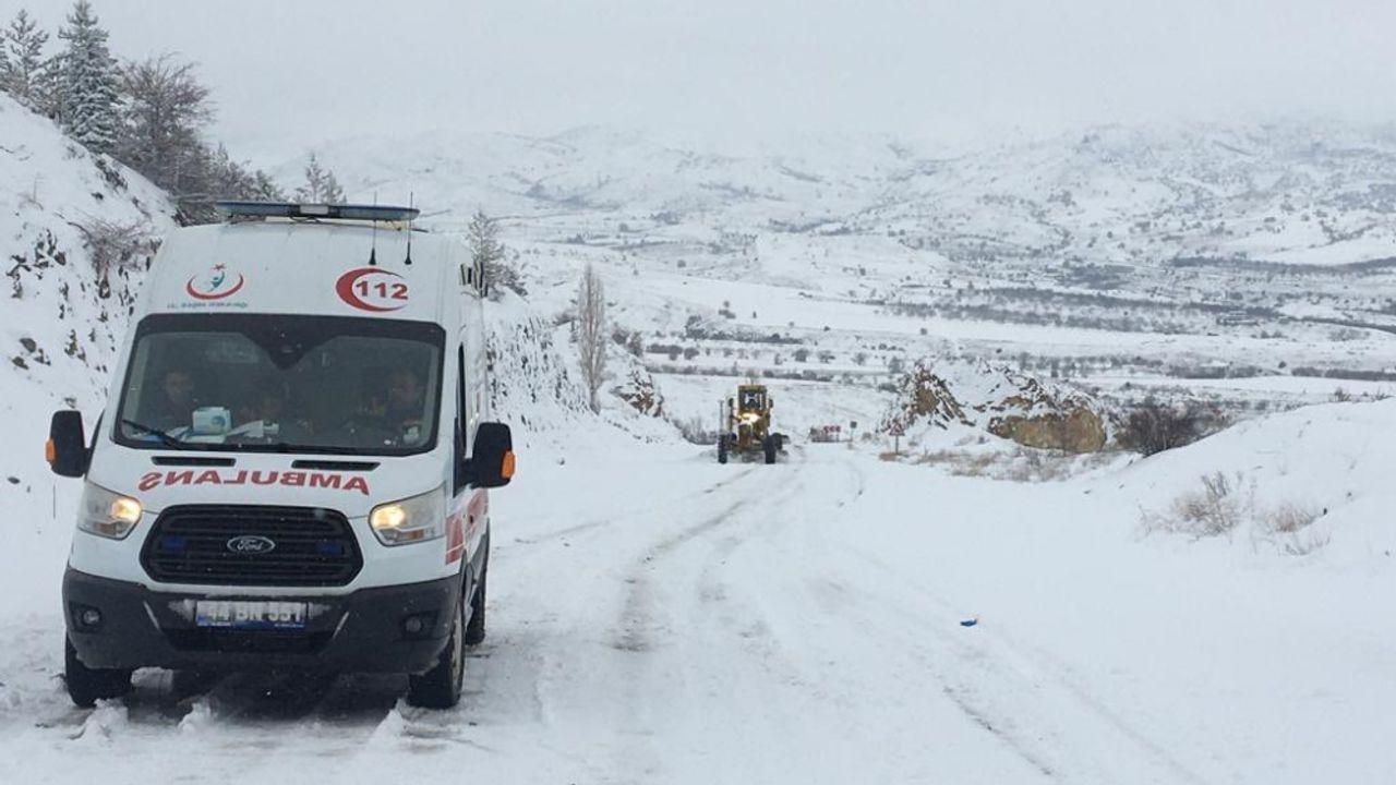 Malatya'da yolu kardan kapanan kırsal mahalledeki hasta, ekiplerin çabasıyla hastaneye ulaştırıldı