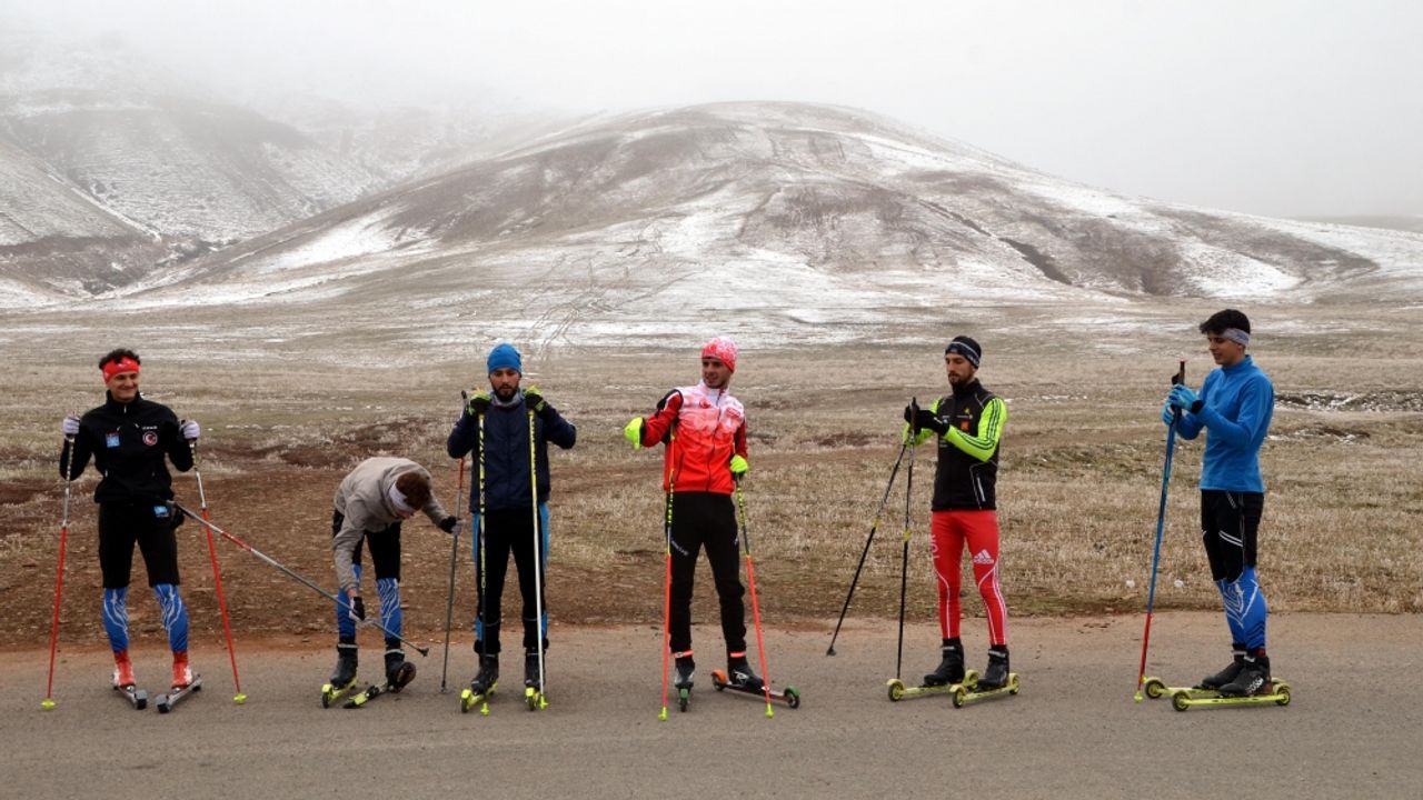 Muş'ta kar yağmayınca kayak takımı sporcuları asfaltta antrenman yapıyor