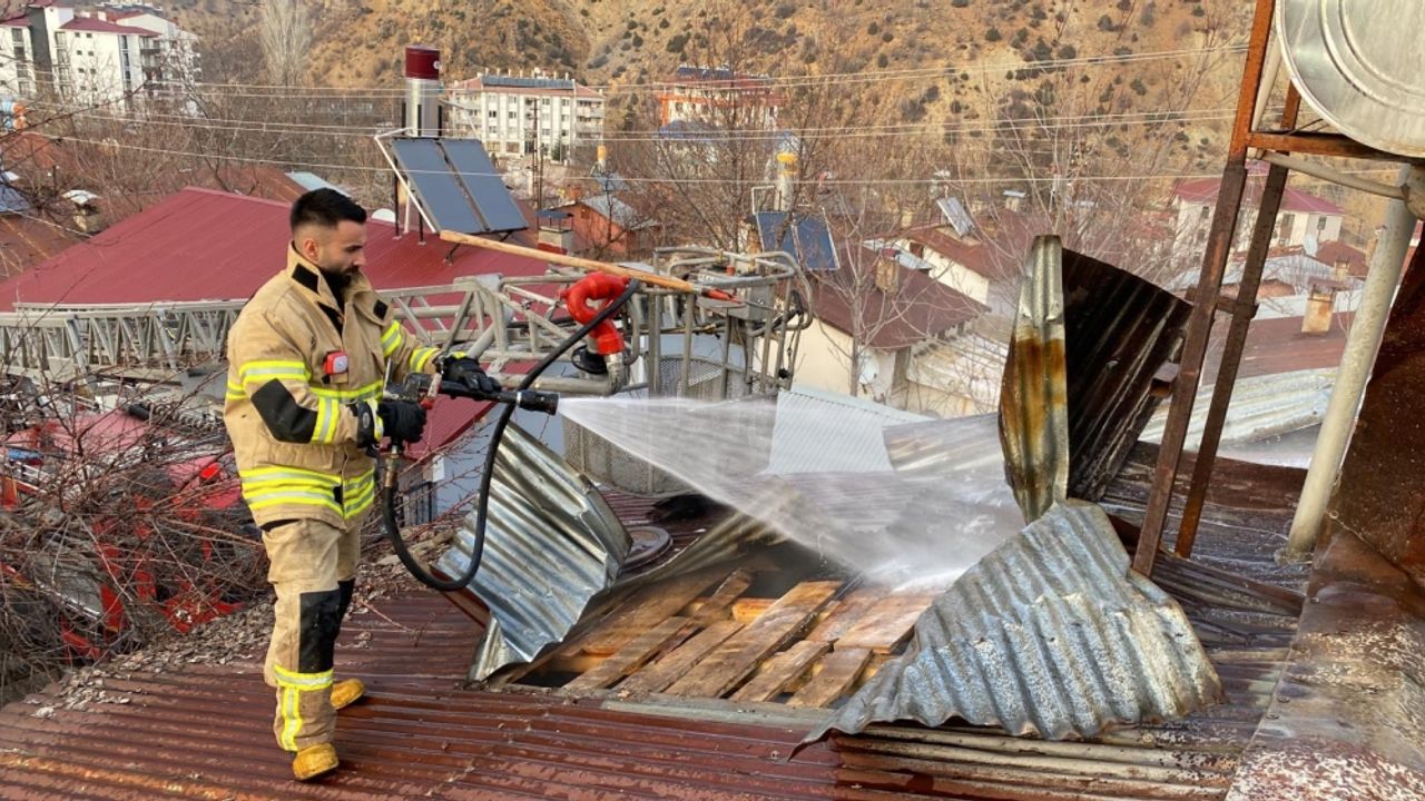 Tunceli'de bir evin çatısında çıkan yangın söndürüldü
