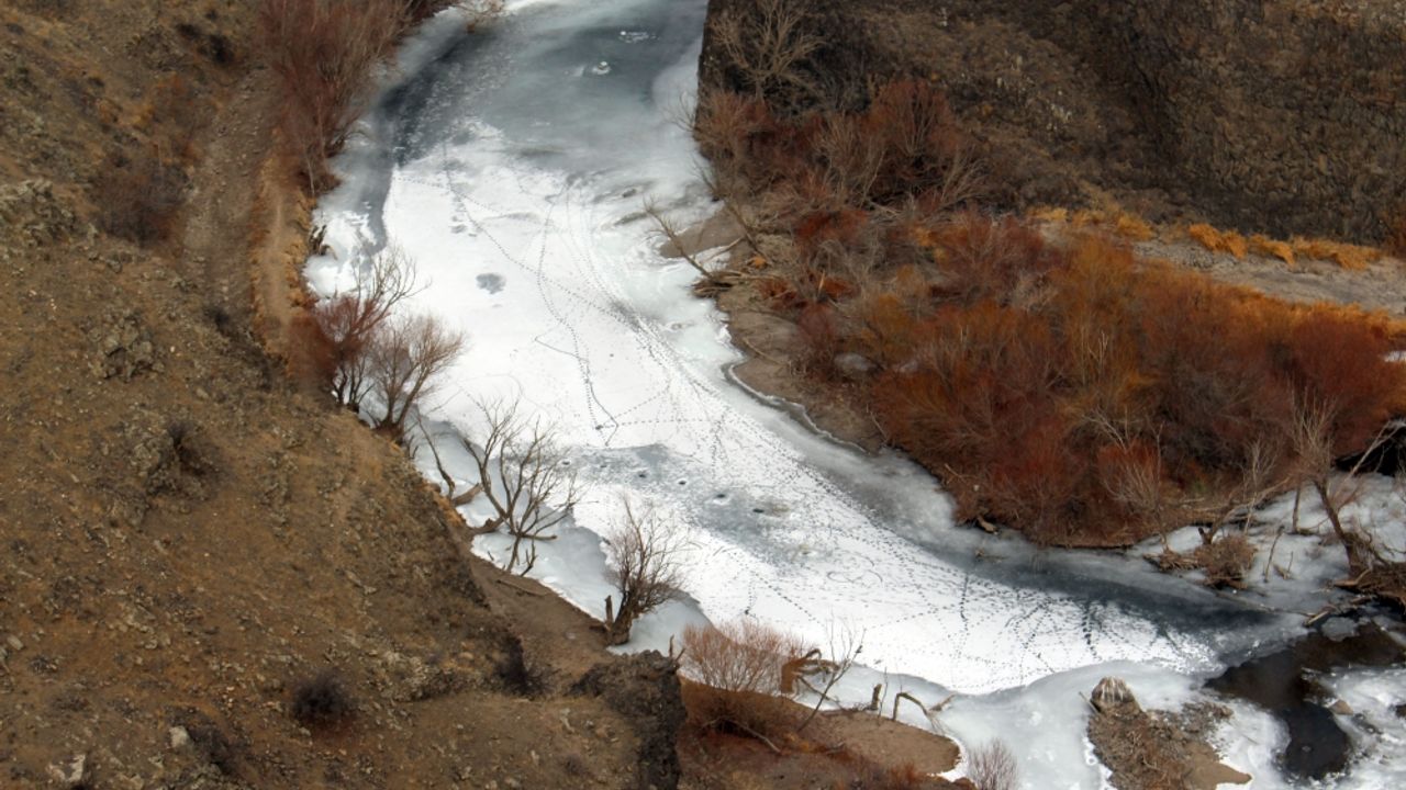 Türkiye-Ermenistan sınırındaki Arpaçay Nehri kısmen buz tuttu