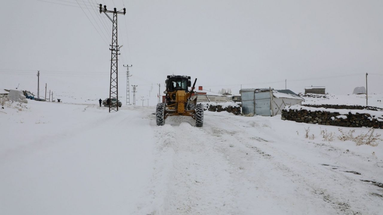 Ağrı'da kardan kapanan köy yolları ulaşıma açıldı