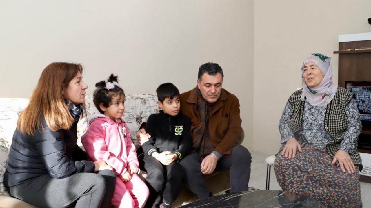 Ardahan Belediye Başkanı Demir, kentte konaklayan depremzedeleri ziyaret etti
