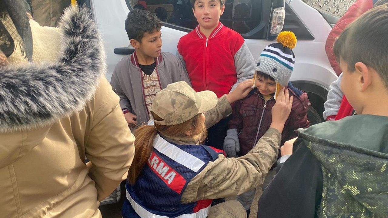 Bingöl'de jandarma personelinin topladığı yardım malzemesi depremzedelere gönderildi