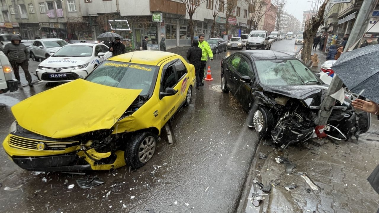 Bingöl'de taksi ile otomobilin çarpıştığı kazada 3 kişi yaralandı