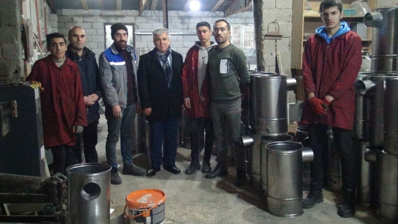 Bitlis'te öğretmen ve öğrenciler depremzedeler için soba üretti