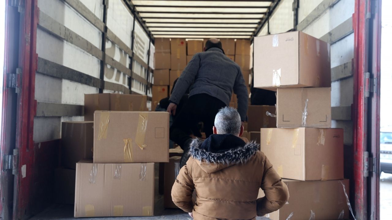 Bitlis'ten deprem bölgelerine 15 tır yardım malzemesi gönderildi