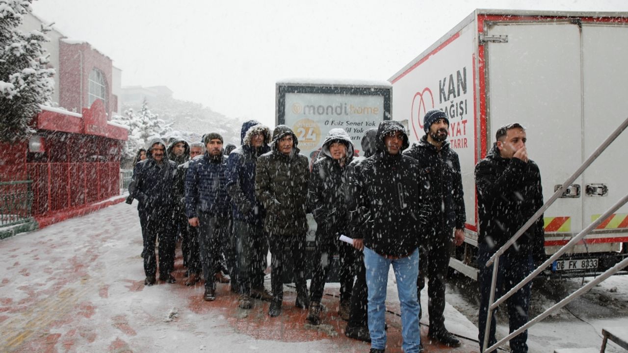 Erciş'te vatandaşlar kar altında kan vermek için sıraya girdi